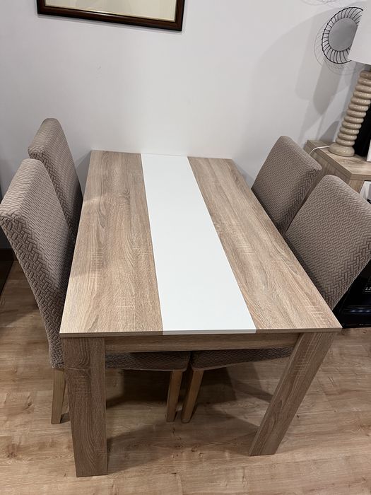 Mesa de jantar com 4 cadeiras
