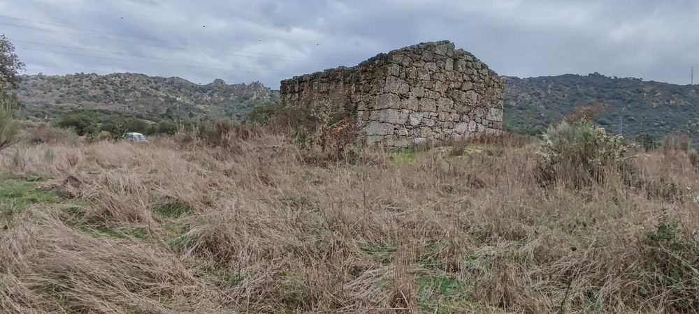 Terreno Rustico com Casa Antiga