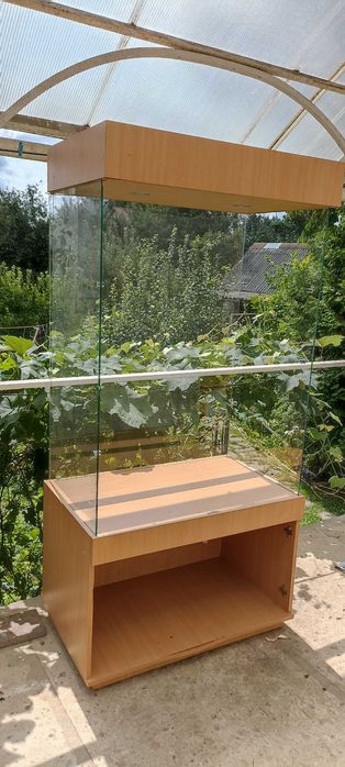 шкаф - вітрина з підсвіткою