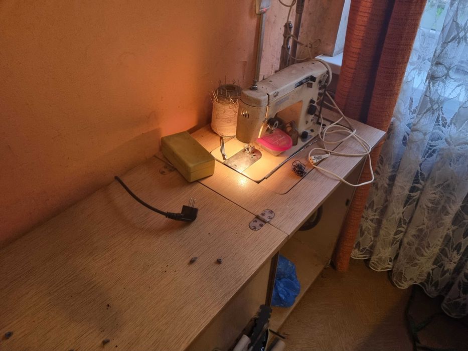 Stara maszyna do szycia Lucznik z biurkiem