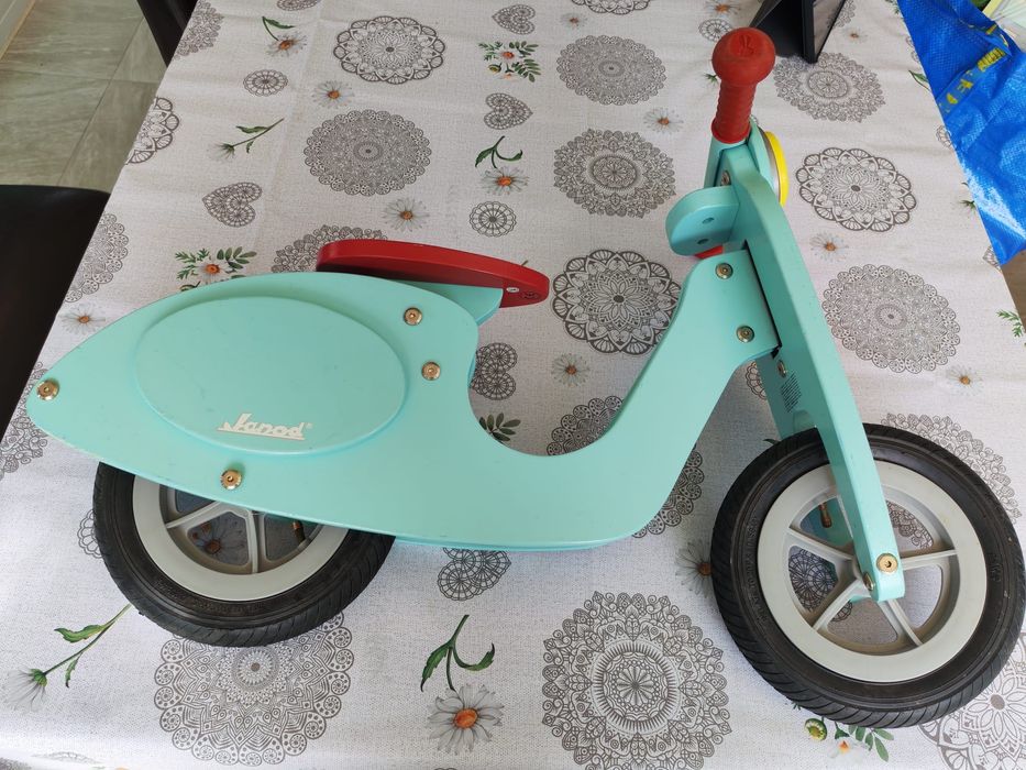 Bicicleta sem pedais/trotinete scooter em madeira janod