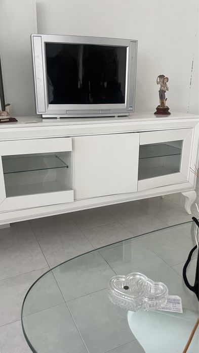 Estante lacrada de branco
