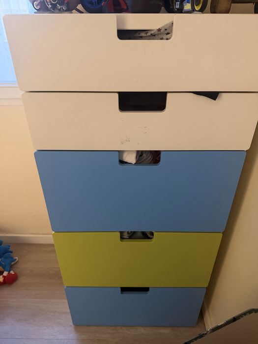 Cama com secretaria e modelus gavetas ikea