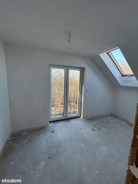 Nowoczesny biały dom w otoczeniu lasu