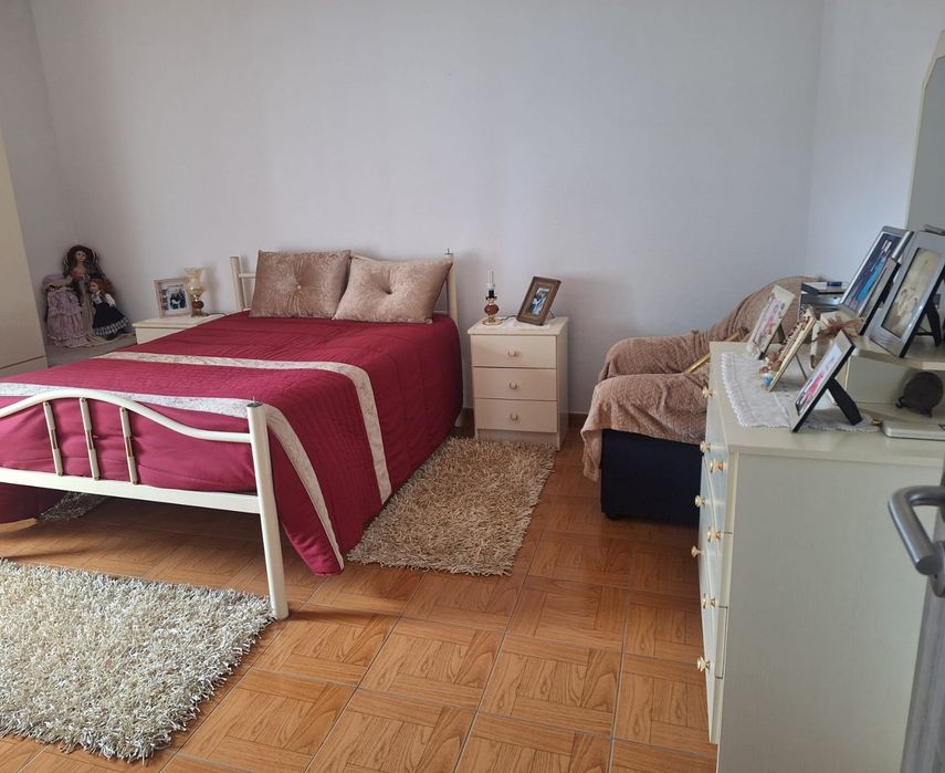 Mobilia de quarto em bom estado