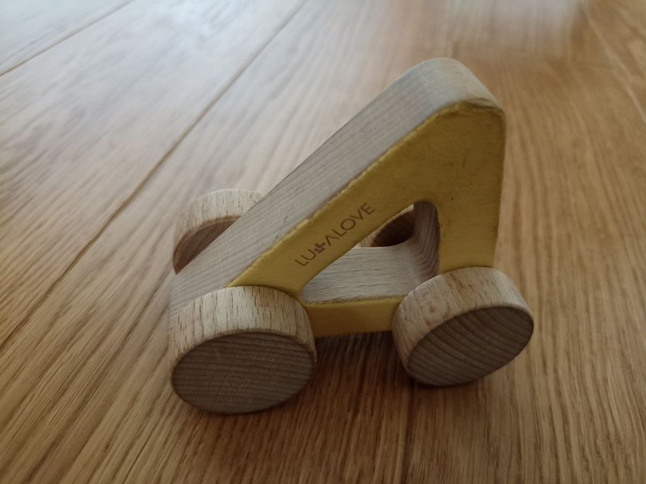 Samochodzik drewniany montessoriAutko ODA Trójkąt Lullalove