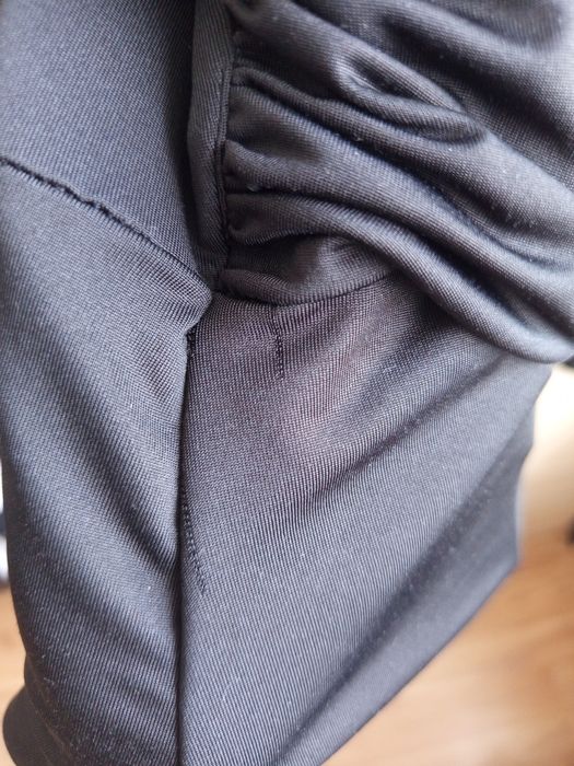 Czarne body z dekoltem