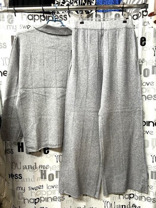 Костюм трикотажный с брюками палаццо, свободный крой.