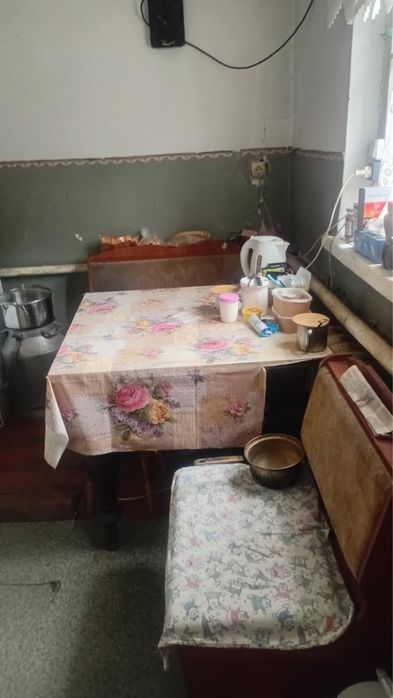 Здається дві окремі кімнати в приватному будинку.