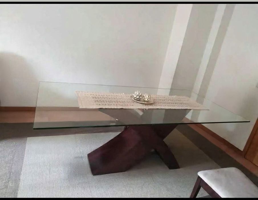 Mesa em vidro e pés em madeira