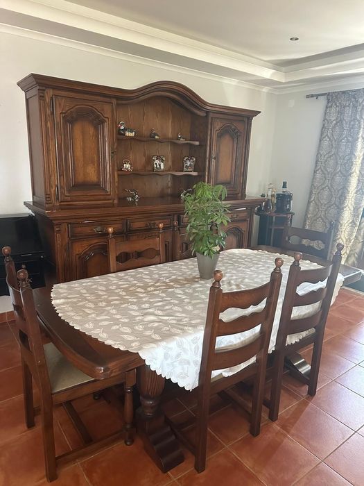 Jogo de jantar de madeira