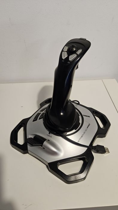 joystick Logitech Extreme 3D Pro.