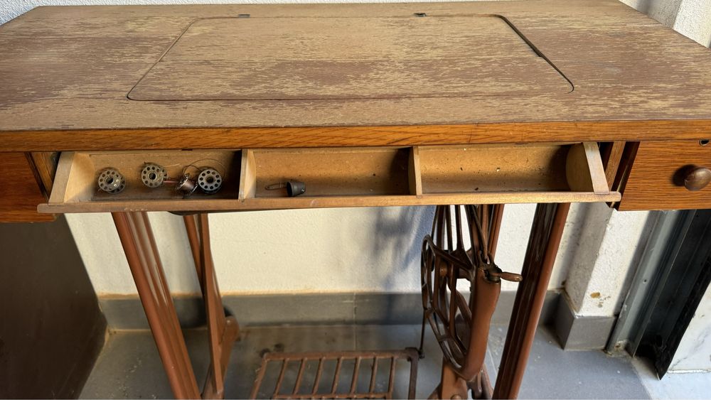 Maquina antiga de costura já eletrificada SINGER