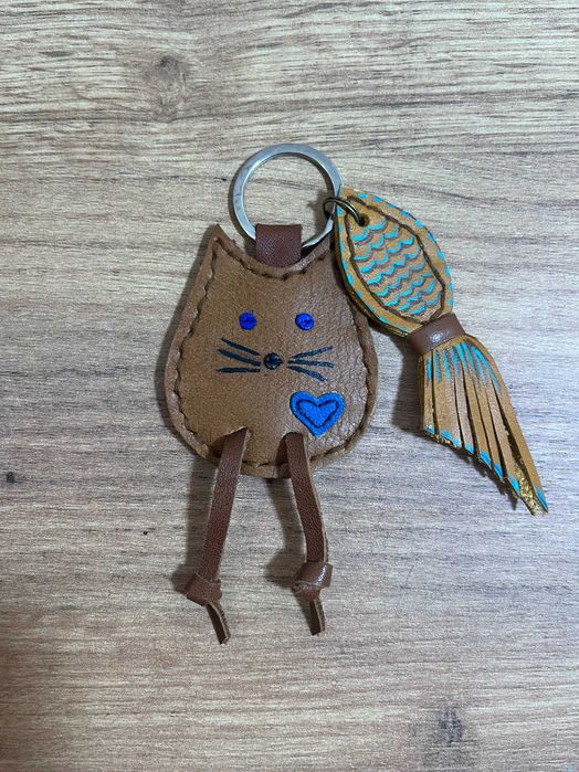 Skórzana zawieszka do torebki kot i ryba, brelok, ręcznie robiony