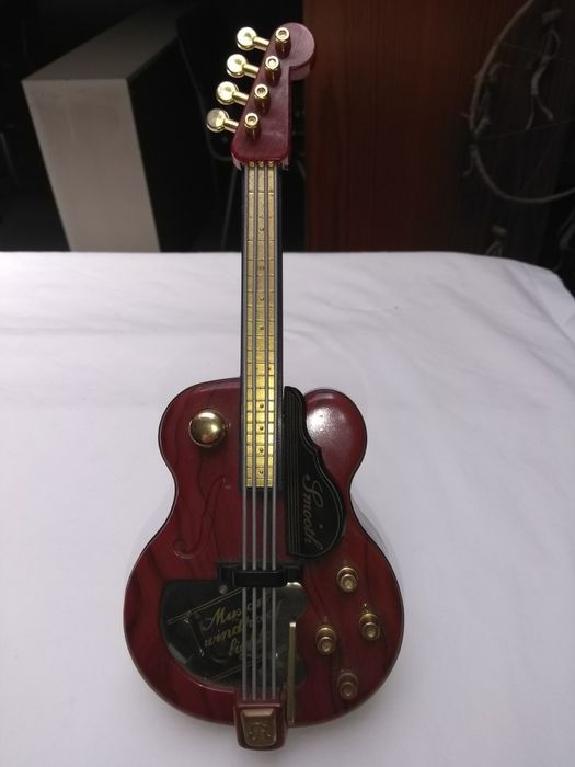 Imitação de violino, com música