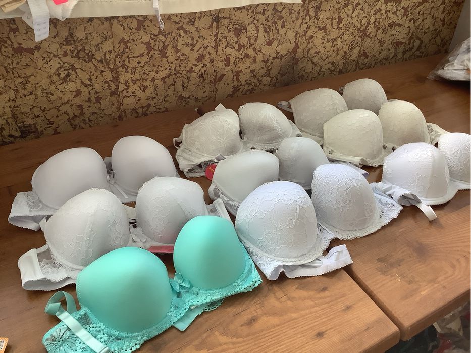 Бюстгальтери на формованій чашці розмір Д 85,нові,розпродаж