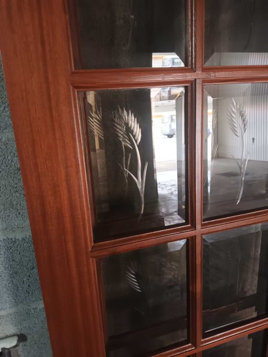 Portas em madeira com vidro trabalhado