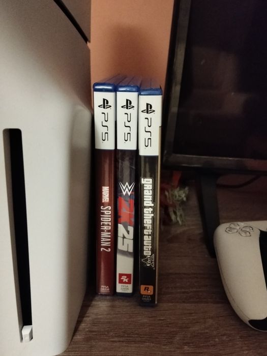 Ps5, com 1 comando e 3 jogos