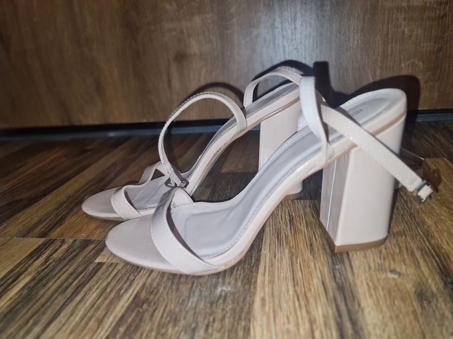 Piękne Beżowe obcasy