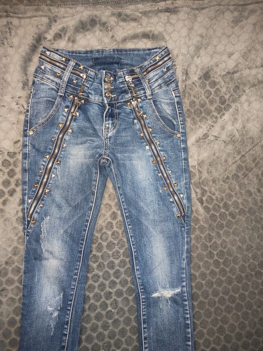 NOWE piękne spodnie damskie jeans z pięknymi dodatkami.