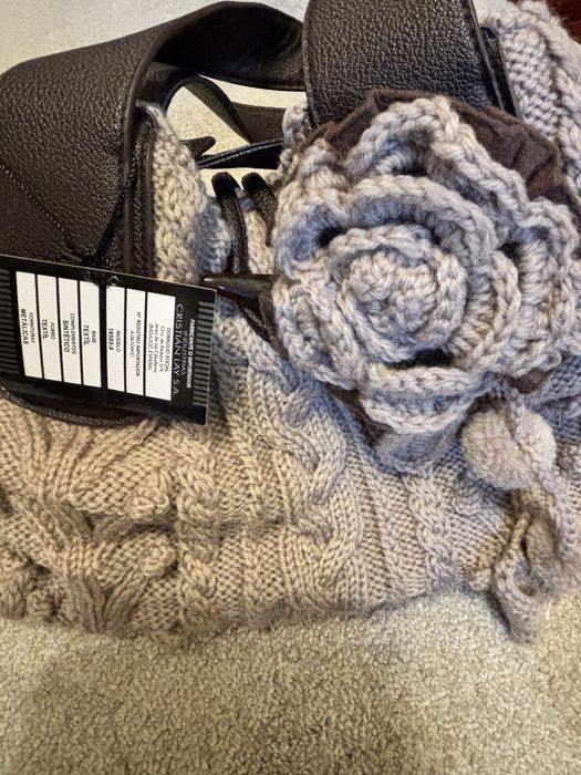 Original carteira  em lã bege e castanha com pormenores.