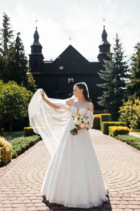 Весільна сукня кольору айворі