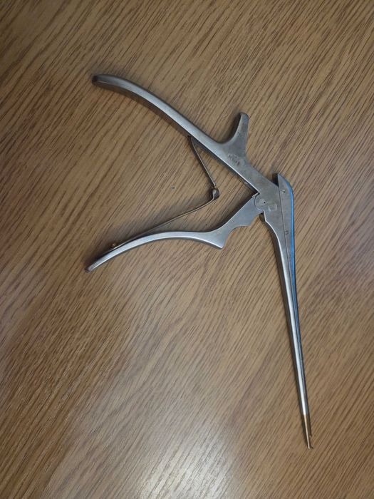 медицинский инструмент щипцы керрисона