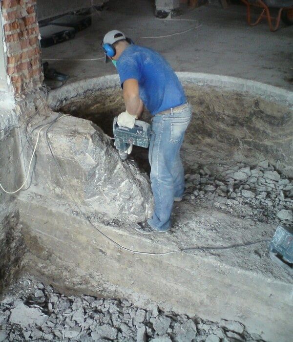 Демонтаж стен пол кровля зданий .Любой объем.