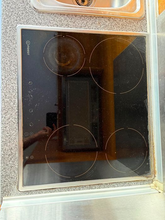 Placa vitrocerâmica Indesit 57x50cm — 4 zonas, comandos táteis, a funcionar