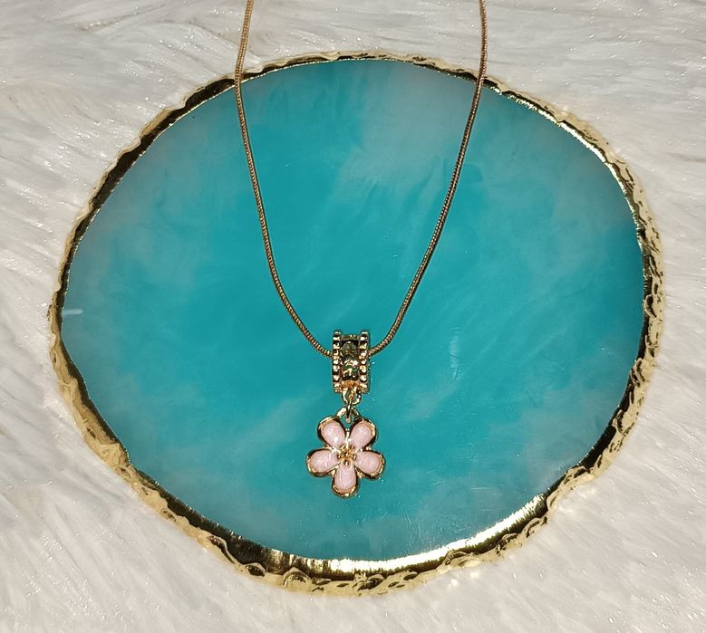 Colar com pendente de flor