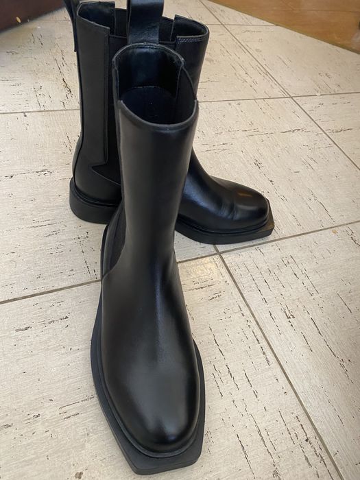 Продам кожаные сапожки новые . Внутри флис , звоните , стильные