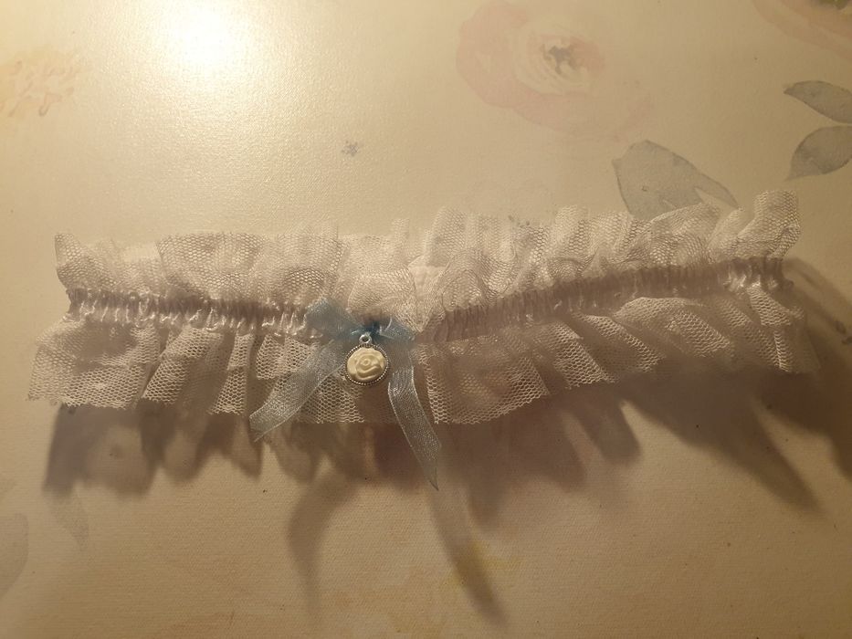 Podwiązka biała z niebieską kokardką