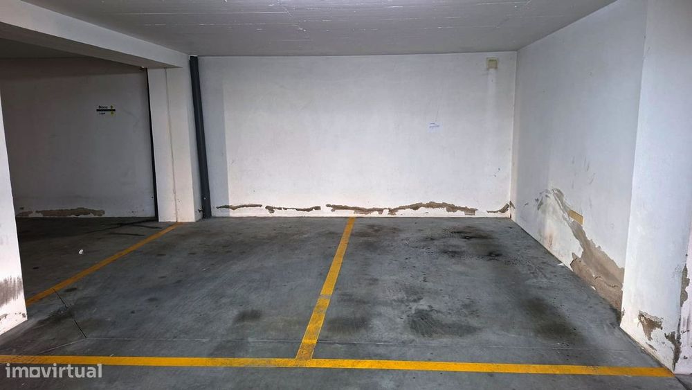 Apartamento T2 com 126m2, arrecadação e lugar  estacionamento Montijo.