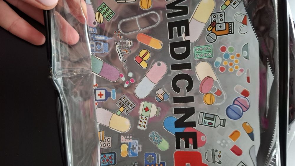 Podróżna apteczka przezroczysta