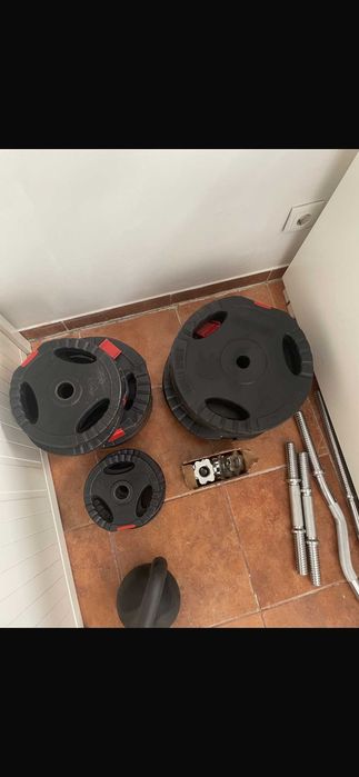 Conjunto de barra e anilhas de plástico com tripla pegada; 100 kg + 1 kettlebell 16 kg gratis