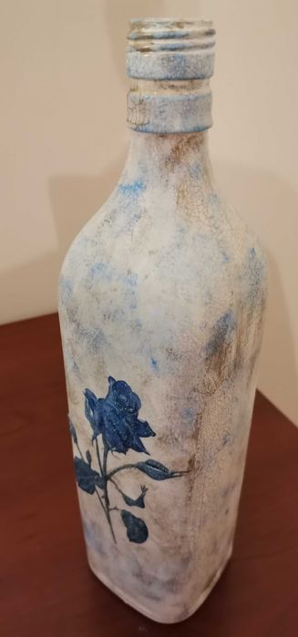 Garrafa pintada à mão.