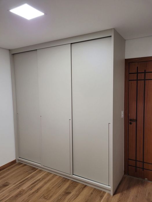 Roupeiros a medida embutidos e não embutido