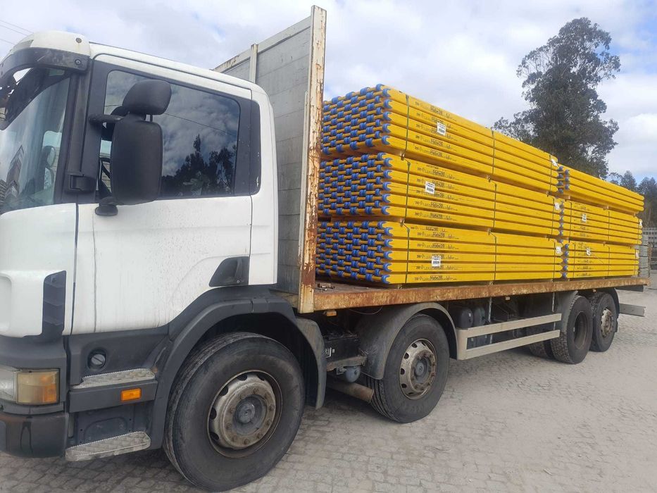 Scania 8x2  340cv 4 eixos