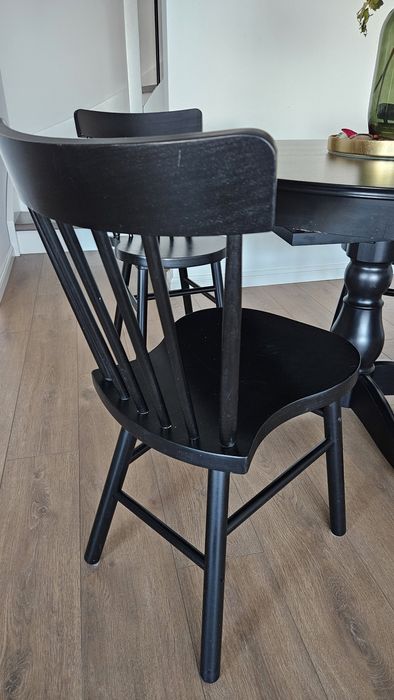 Drewniany stół z krzesłami czarny