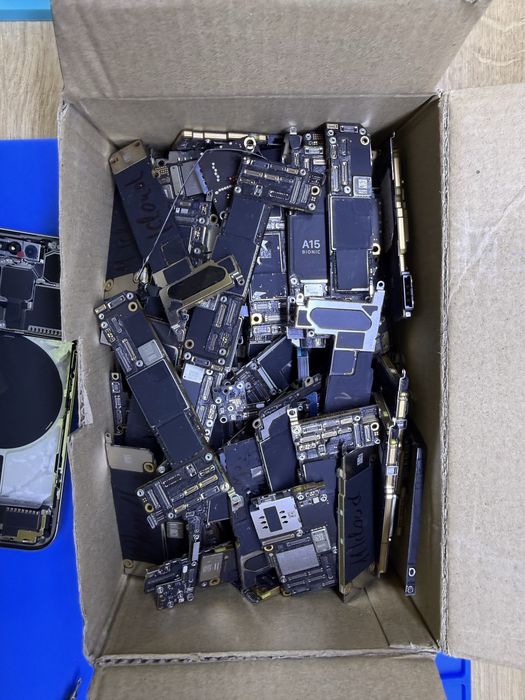 Продам системні плати iPhone з блокуванням iCloud. В наявності різні моделі(11-15 pro max)
