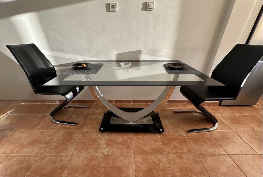 Vendo uma mesa de jantar.