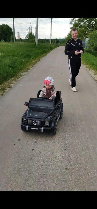 Дитячий електромобіль