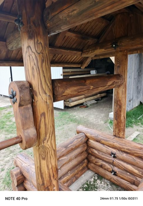 Studnia ozdobna  drewniana pokryta gontem