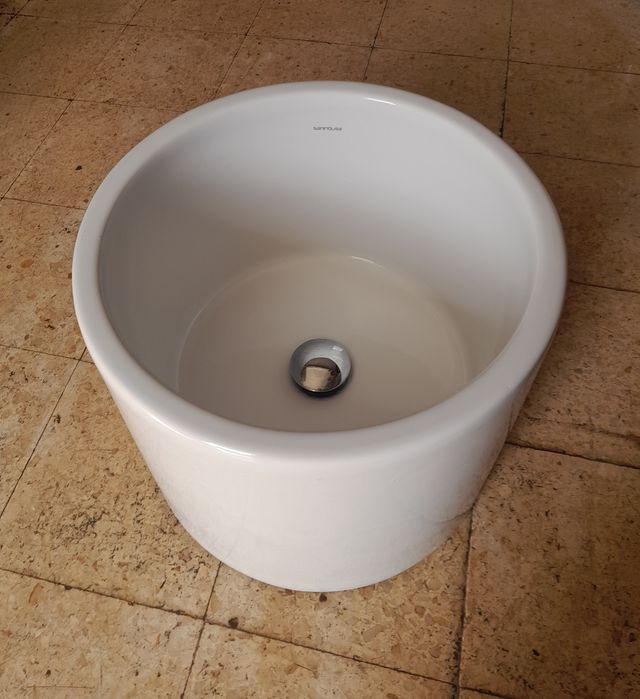 Lavatório branco usado