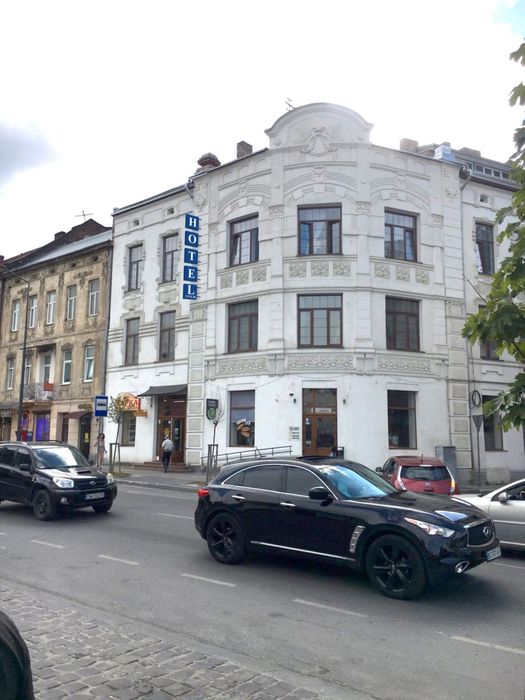 Готель « Ровер» власна парковка , ближній центр, сніданки.