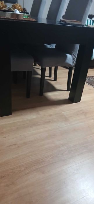 Vendo mobília sala madeira escura.Mesa 2 m e 6 cadeiras madeira bom estado.