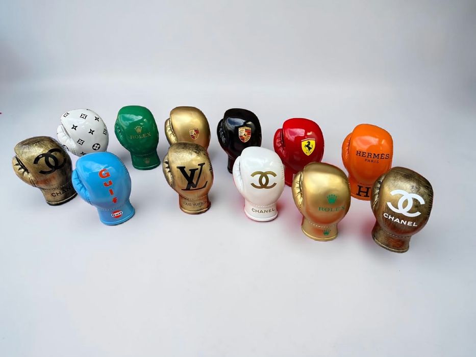 Luvas de boxe com o logo de varias marcas de luxo