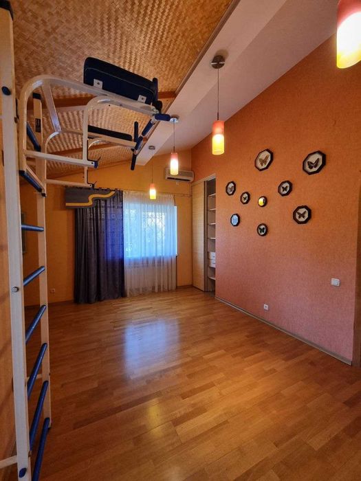 Продаж будинку в центрі