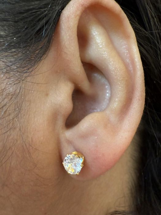 Brinco pequeno ponto de luz folheado a ouro com zirconia