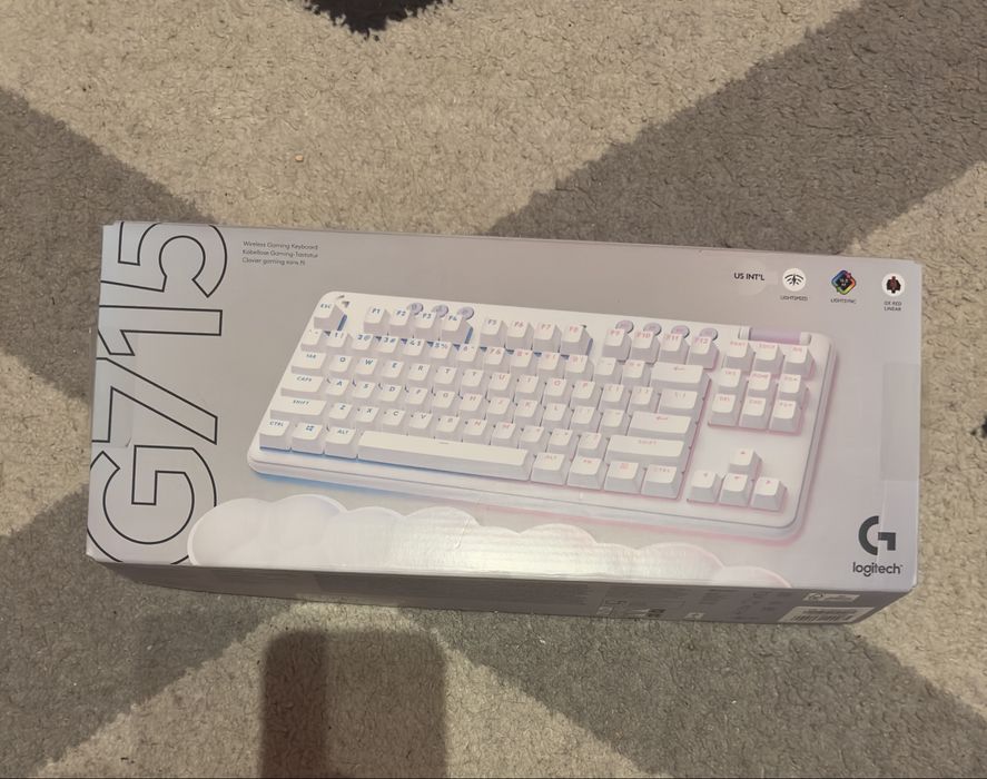 Logitech G715 Linear +keycapy logitech różowe